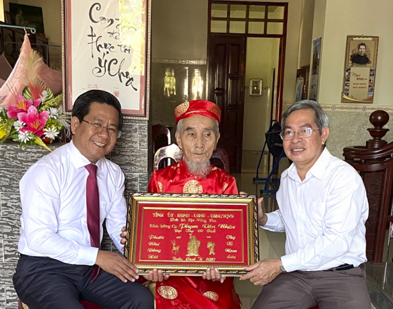Ông Bùi Chí Thành, Ủy viên Dự khuyết Trung ương Đảng, Ủy viên Ban Thường vụ Tỉnh ủy, Chủ tịch UBMTTQVN tỉnh tặng quà cho cụ Phạm Văn Nhàn (thôn 5, xã Bình Trung, huyện Châu Đức). Ảnh: HOÀNG HƯỜNG