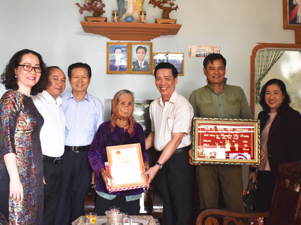 Ông Lưu Tài Đoàn, Ủy viên Ban Thường vụ Tỉnh ủy, Trưởng Ban Tổ chức Tỉnh ủy tặng quà cho cụ Nguyễn Thị Xuân (xã Hoà Bình, huyện Xuyên Mộc). Ảnh: PHI DŨNG