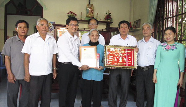 Anh Nguyễn Văn Tuân, Phó Bí thư Tỉnh Đoàn (thứ 3 từ trái sang) thăm, chúc Tết cụ Ngô Thị Lê (xã Châu Pha, TX. Phú Mỹ). Ảnh: KIM HỒNG