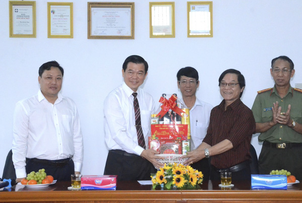 Ông Nguyễn Hồng Lĩnh, Ủy viên Trung ương Đảng, Bí thư Tỉnh ủy, Chủ tịch HĐND tỉnh tặng quà và chúc Tết cán bộ, nhân viên Đoàn Ca múa nhạc tỉnh. Ảnh: NGUYỄN ĐỨC