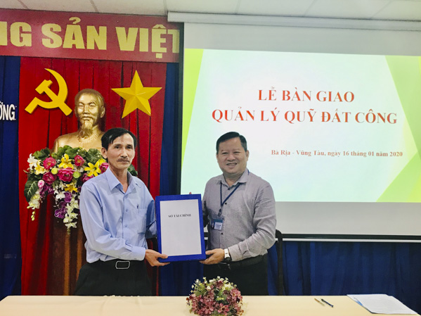 Sở TN-MT bàn giao quỹ đất công thuộc quản lý của Sở Tài chính  cho đại diện Sở Tài chính.