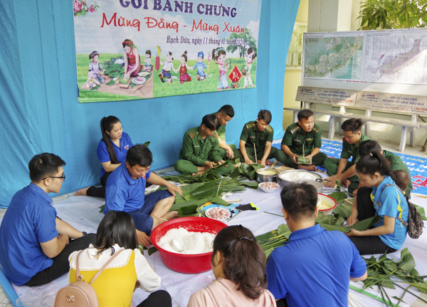 Cán bộ, chiến sĩ Ban Chỉ huy Biên phòng cửa khẩu cảng  và Đồn PB Chí Linh cùng đoàn viên thanh niên phường  Rạch Dừa (TP.Vũng Tàu) tổ chức trình gói bánh chưng tặng cho người có hoàn cảnh khó khăn trên địa bàn phường.