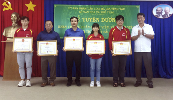Đại diện Sở VH-TT trao Bằng khen của UBND tỉnh cho các HLV, VĐV đạt thành tích xuất sắc năm 2019.