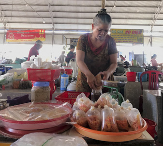 Những bịch mắm bằm của cơ sở Bảy Gái được bày bán giản dị như chính tên gọi của món ăn dân dã này.