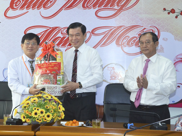 Ông Nguyễn Hồng Lĩnh, Ủy viên Trung ương Đảng, Bí thư Tỉnh ủy, Chủ tịch HĐND tỉnh tặng quà và chúc Tết  cán bộ, nhân viên Bệnh viện Bà Rịa. Ảnh: NGUYỄN ĐỨC