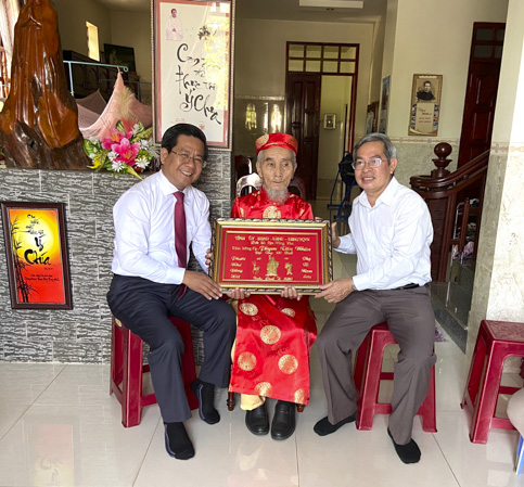 Ông Bùi Chí Thành, Ủy viên Dự khuyết Trung ương Đảng, Ủy viên Ban Thường vụ Tỉnh ủy, Chủ tịch UBMTTQVN tỉnh tặng quà cho cụ Phạm Văn Nhàn (thôn 5, xã Bình Trung, huyện Châu Đức). Ảnh: HOÀNG HƯỜNG