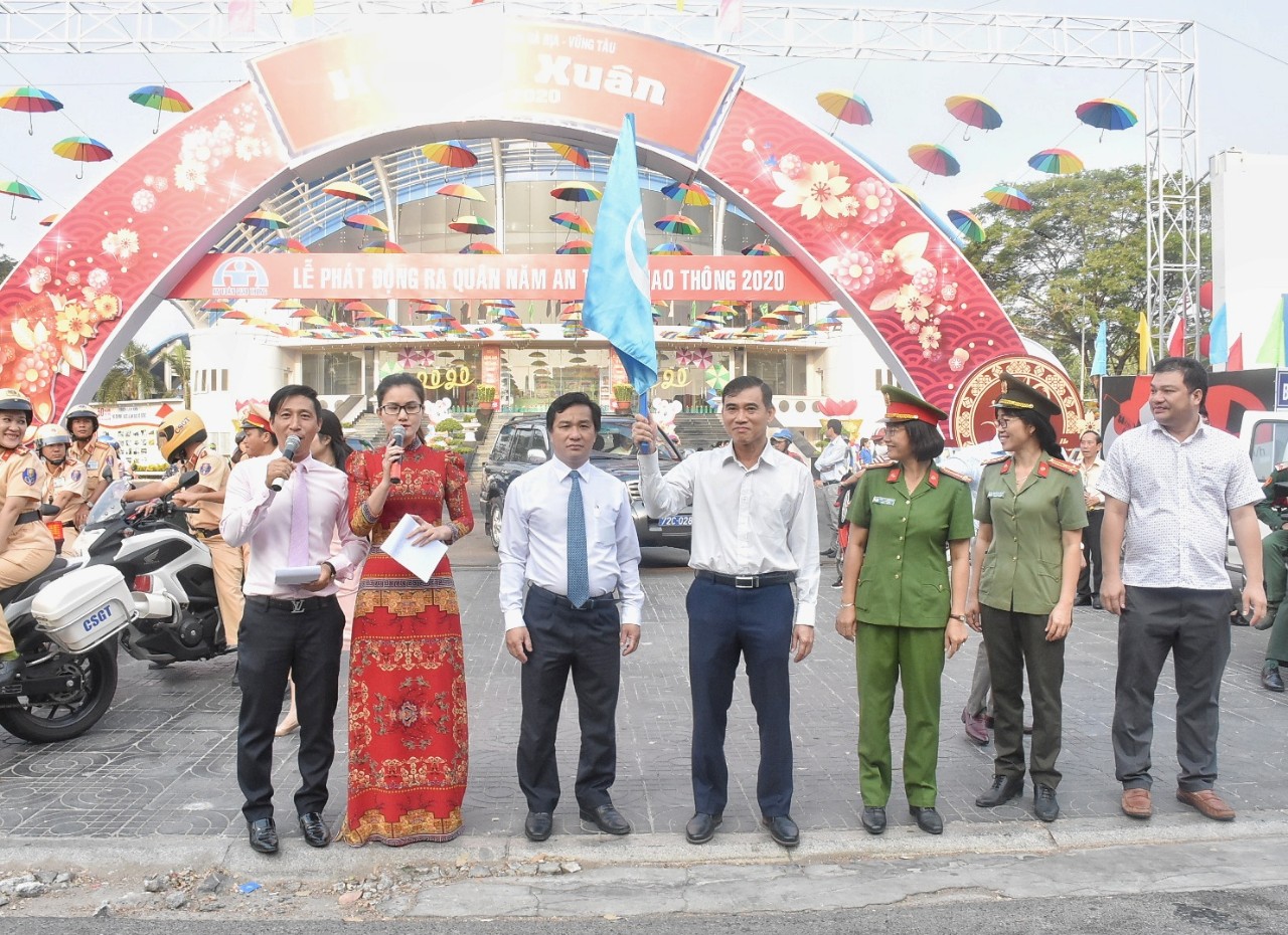 Ông Trần Thượng Chí, Giám đốc Sở GT-VT phát cờ lệnh diễu hành trong Lễ phát động ra quân Năm ATGT 2020.