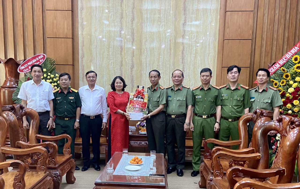 Bà Nguyễn Thị Yến, Phó Bí thư Thường trực Tỉnh ủy, Trưởng Đoàn ĐBQH tỉnh thăm, tặng quà Công an tỉnh. Ảnh: HOÀNG HƯỜNG