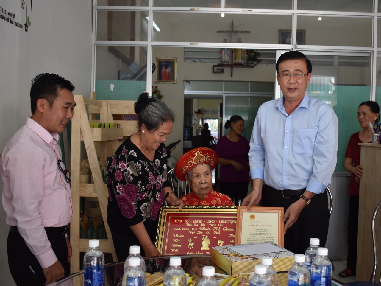 DSC0736: Ông Huỳnh Văn Danh, Giám đốc Sở LĐTBXH thăm, chúc Tết và tặng quà cụ Đinh Thị Toán (xã Phước Tỉnh, huyện Long Điền). Ảnh: PHI DŨNG