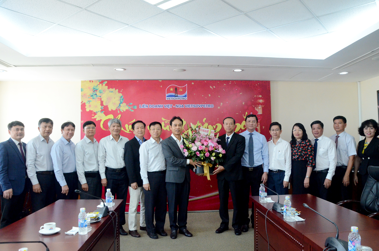 Thay mặt lãnh đạo tỉnh ông Nguyễn Văn Thọ, Phó Bí thư Tỉnh ủy, Chủ tịch UBND tỉnh tặng hoa, quà chúc Tết cán bộ, người lao động Liên doanh Việt - Nga Vietsovpetro.