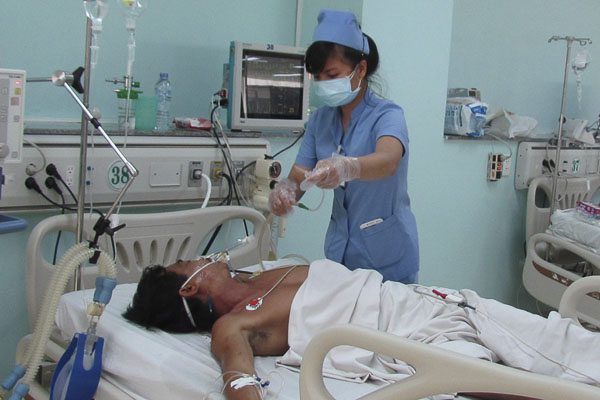Uống rượu quá nhiều có thể gây suy hô hấp, hôn mê, thậm chí tử vong.  Trong ảnh: Bệnh nhân bị ngộ độc rượu do uống quá nhiều rượu được cấp cứu tại Bệnh viện Bà Rịa.