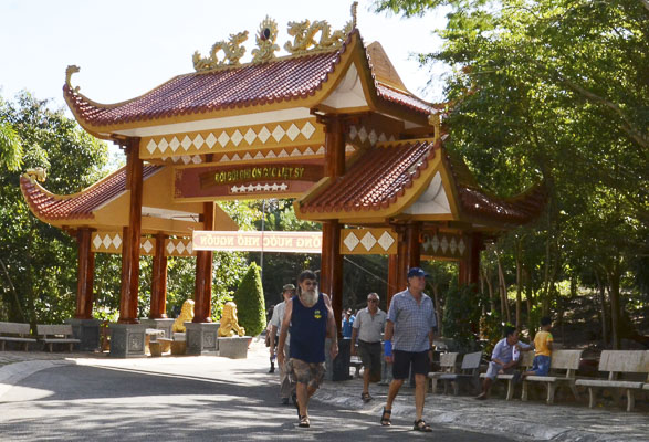Một nhóm khách nước ngoài vào tham quan Khu di tích lịch sử Minh Đạm.