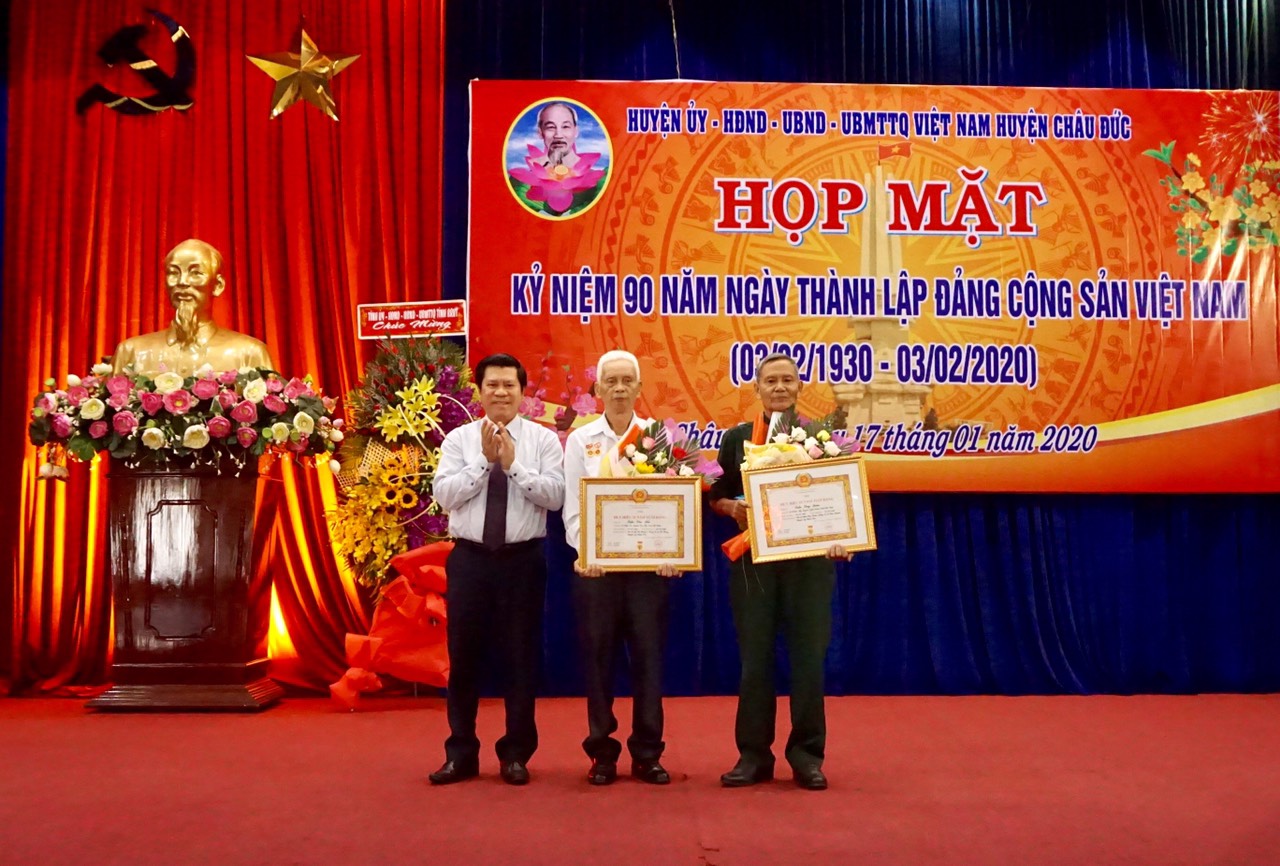 Ông Nguyễn Văn Xinh, Ủy viên Ban Thường vụ, Trưởng Ban Tuyên giáo Tỉnh ủy  trao huy hiệu 65 năm tuổi đảng cho đảng viên ở huyện Châu Đức.