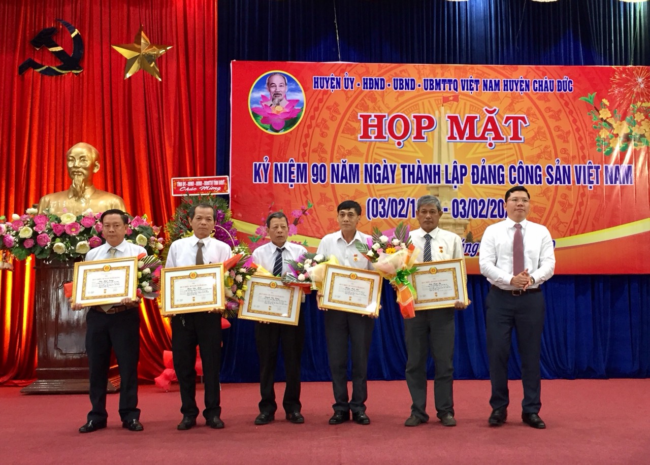 Ông Hoàng Nguyên Dinh, Chủ tịch UBND huyện Châu Đức (bìa phải) trao huy hiệu 40 năm tuổi Đảng cho các đảng viên ở huyện Châu Đức.