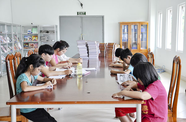 Thiếu nhi đọc sách tại Thư viện huyện Châu Đức.