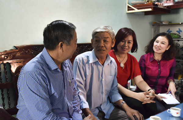 Đoàn lãnh đạo TP. Bà Rịa thăm, tặng quà và chúc Tết ông Phạm Văn Cư (KP Hương Giang,  phường Long Hương), thương binh hạng ¼. 