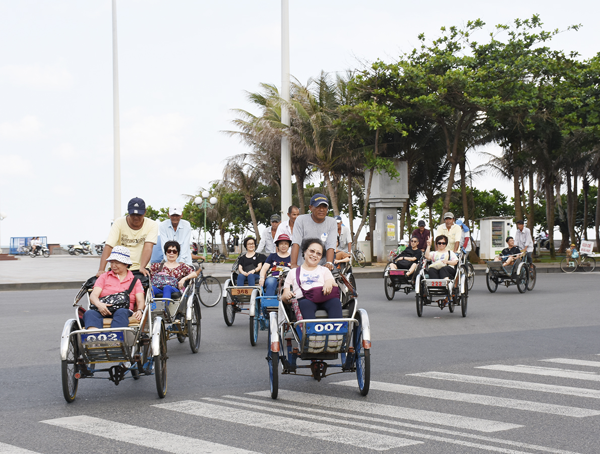 Du khách tham quan Vũng Tàu bằng xích lô.	