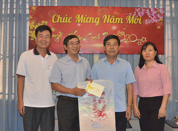 ĐBQH Phạm Đình Cúc, Ủy viên Ủy ban Pháp luật của Quốc hội, Viện Trưởng Viện Kiểm sát Nhân dân tỉnh (thứ 2 từ phải qua) chúc Tết Báo Bà Rịa-Vũng Tàu. Ảnh: CẨM NHUNG