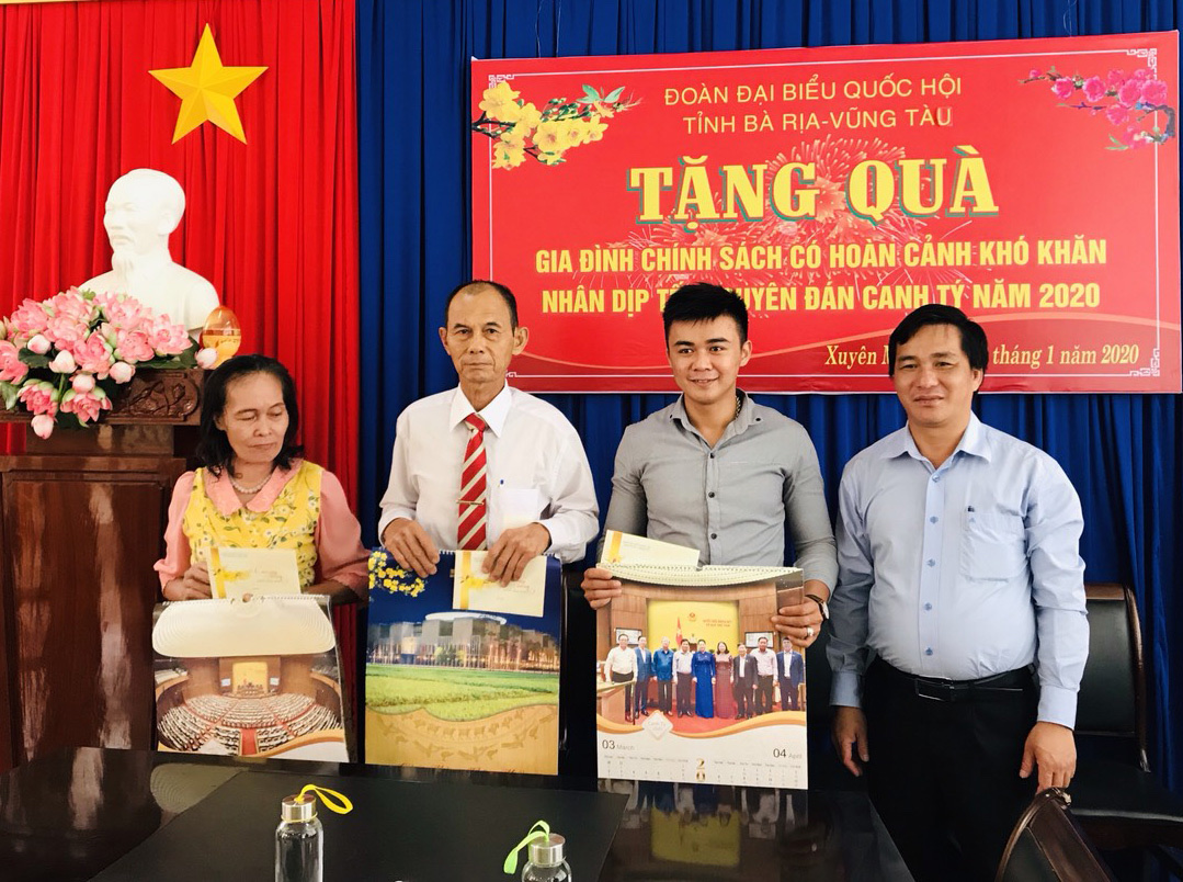 Đại biểu Dương Minh Tuấn, Phó Trưởng Đoàn ĐBQH tỉnh chúc Tết và tặng quà các gia đình chính sách trên địa bàn huyện Xuyên Mộc. Ảnh: HUỲNH KHÁNG