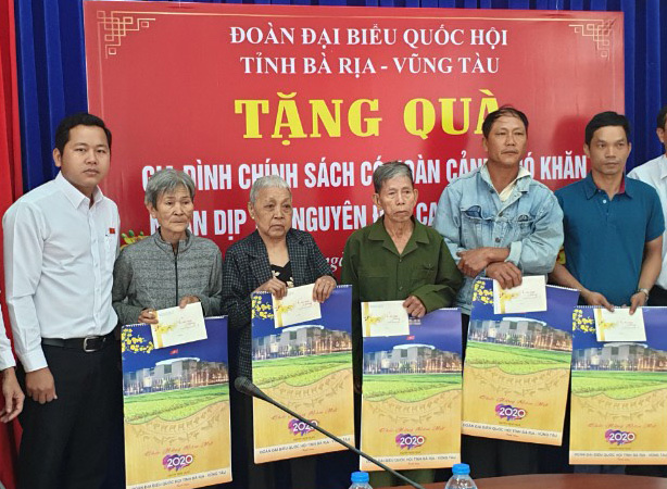Đại biểu Dương Tấn Quân (bác sĩ Bệnh viện Bà Rịa), Ủy viên Hội đồng dân tộc của Quốc hội thăm, chúc Tết và tặng quà các gia đình chính sách trên địa bàn huyện Châu Đức. Ảnh: HUỲNH KHÁNG