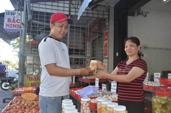 Khách chọn mua dưa kiệu muối tại cửa hàng của chị Nguyễn Thị Nguồn  (37 Nguyễn Tri Phương, TP. Vũng Tàu).