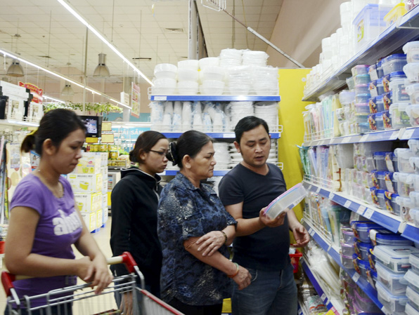 Người dân chọn mua hàng tại Siêu thị Co.op Mart Bà Rịa.