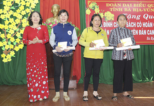Bà Nguyễn Thị Yến, Phó Bí thư Thường trực Tỉnh ủy, Trưởng Đoàn ĐBQH tỉnh trao quà Tết cho các gia đình chính sách TP. Bà Rịa. Ảnh: MINH NHÂN