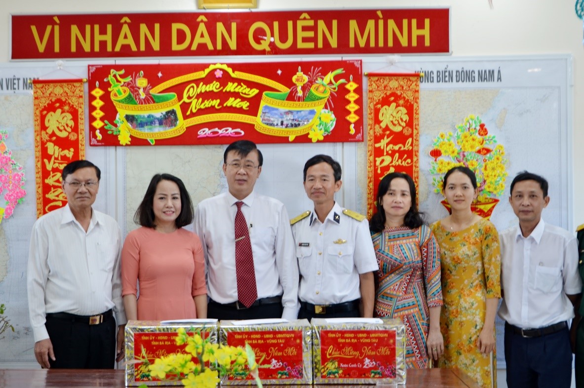 Ông Huỳnh Văn Danh (thứ ba từ trái vào), Giám đốc Sở LĐ-TB-XH và đại diện các sở, ban, ngành trao quà của tỉnh chuyển đến cán bộ, chiến sĩ tại Nhà giàn DK1 trước Tết Nguyên đán 2020.