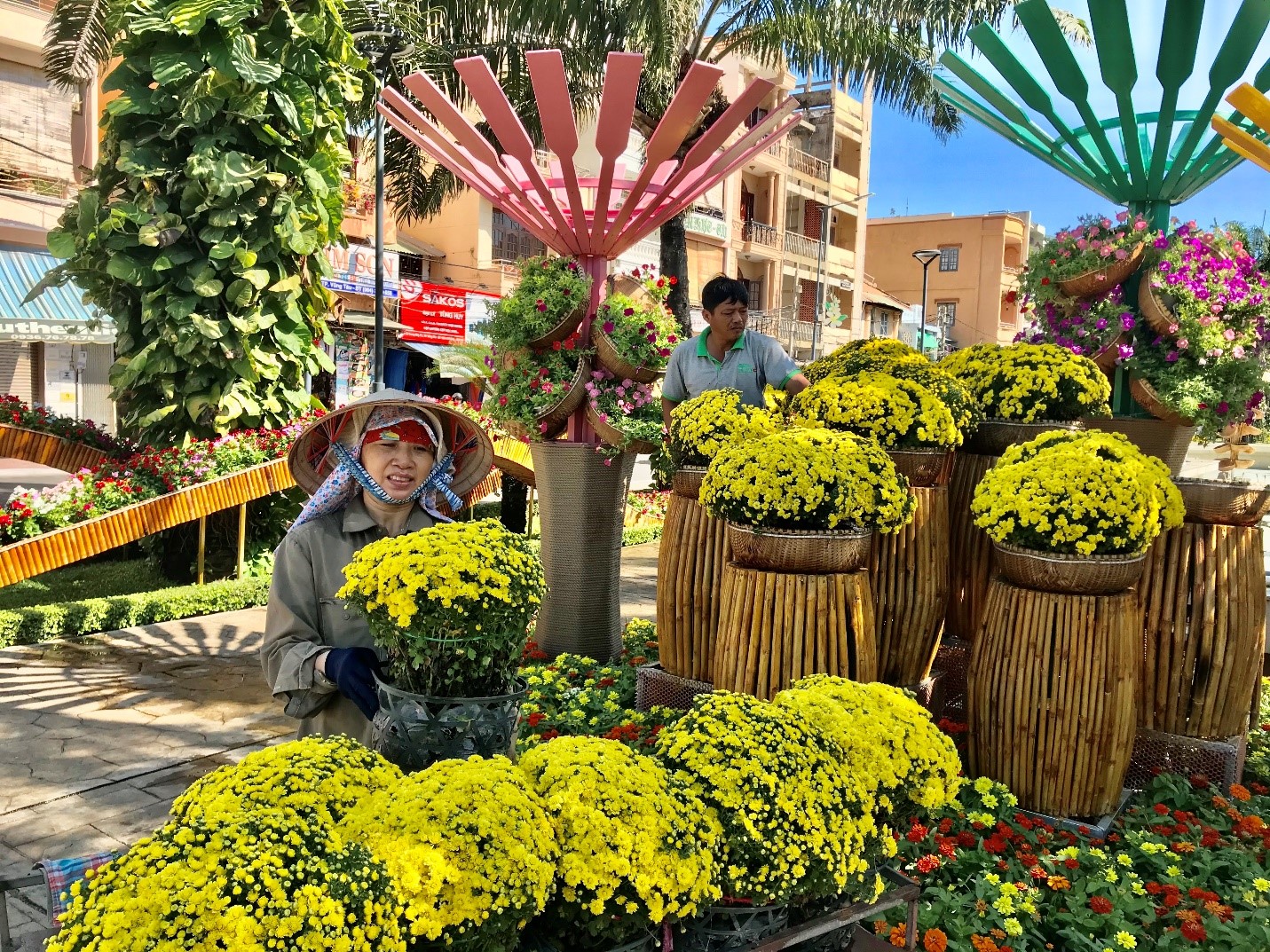 Công nhân Công ty CP Phát triển công viên, cây xanh và đô thị Vũng Tàu trang trí tiểu cảnh Hội hoa Xuân Vũng Tàu. Ảnh: MINH TÂM