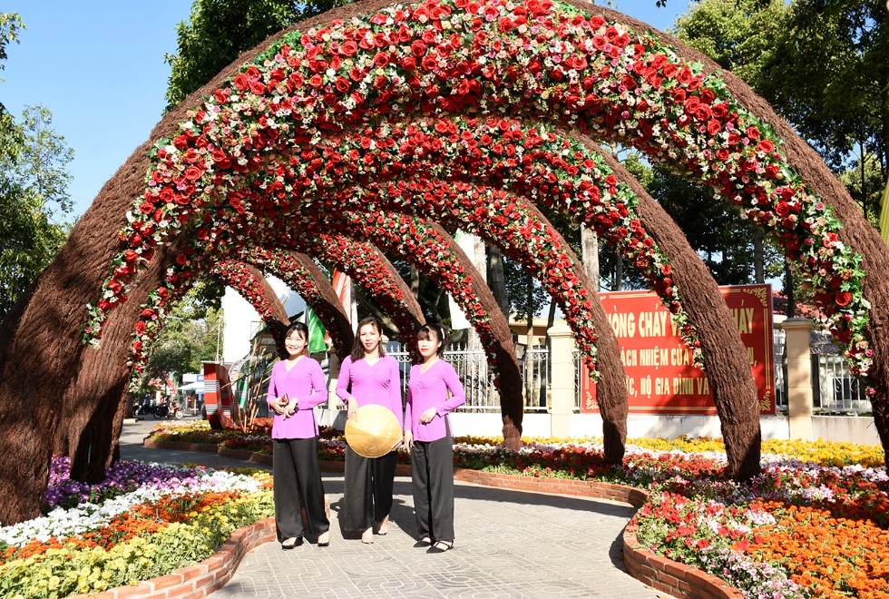  Người dân dạo chơi, chụp hình bên tiểu cảnh hoa Tết trước Công viên Lê Thành Duy, TP.Bà Rịa. Ảnh: MỸ LƯƠNG