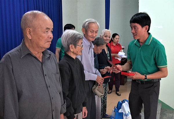 Chương trình “BWACO - Tết cho người nghèo”  trước thềm xuân Canh Tý 2020 đã trao 1.300 phần quà cho người nghèo, người có hoàn cảnh khó khăn trên địa bàn tỉnh, với tổng số tiền 520 triệu đồng.  Trong ảnh: Ông Nguyễn Huy Việt, Phó Giám đốc Chi nhánh Cấp nước Châu Đức trao quà Tết cho người nghèo  xã Xà Bang. Ảnh: ĐINH HÙNG