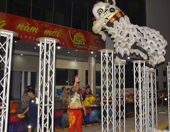 Đoàn lân sư rồng Sa Long Cương tập dợt bài Lân lên mai hoa thung tại Nhà Văn hóa Thanh niên tỉnh. 