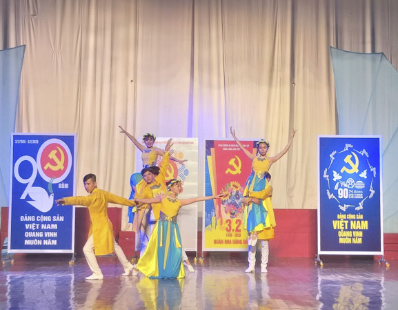 Đội Tuyên truyền và Chiếu phim lưu động tỉnh tập dượt chương trình nghệ thuật phục vụ khán giả dịp Tết.