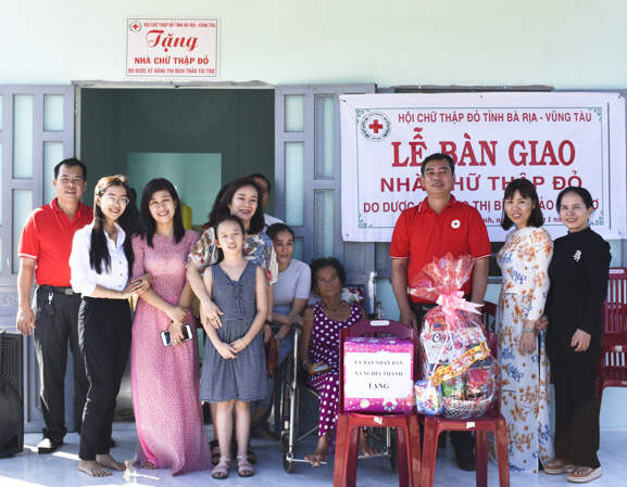 Ông Nguyễn Hữu Đông, Phó Chủ tịch Hội CTĐ tỉnh (thứ 3 từ phải qua) cùng đại diện Hội CTĐ huyện Châu Đức, UBND xã Nghĩa Thành và các nhà hảo tâm trao quà cho gia đình bà Nguyễn Thị Thụy.