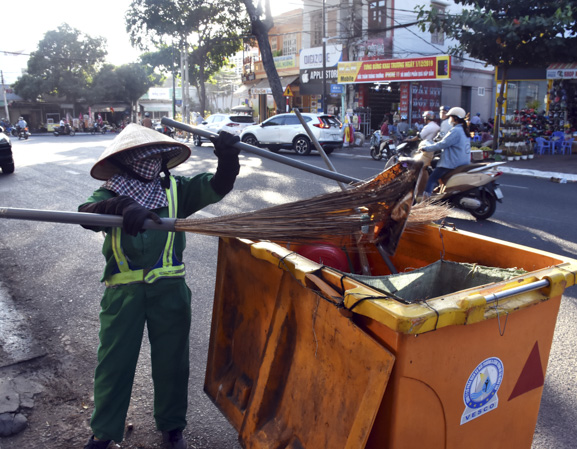 Công nhân Công ty CP dịch vụ môi trường đô thị thu gom rác trên đường Nam Kỳ Khởi Nghĩa (TP. Vũng Tàu)