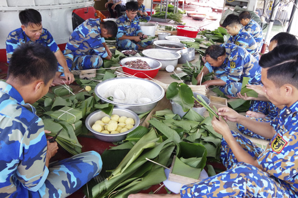 Chiến sĩ tàu săn ngầm 159 (Lữ đoàn 171 Hải quân Vùng  2 Hải quân) gói bánh chưng đón Tết. Ảnh: MAI THẮNG