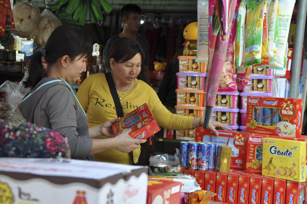 Đa dạng các mặt hàng bánh kẹo được người dân huyện Châu Đức chọn mua về sử dụng và làm quà biếu trong dịp Tết Nguyên đán  Canh Tý. Ảnh: NGỌC BÍCH