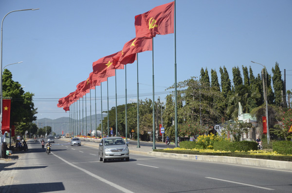 Đường Võ Nguyên Giáp qua cầu Cỏ May - cửa ngõ vào TP. Vũng Tàu đã trang hoàng cờ hoa lộng lẫy. Ảnh: VÂN ANH