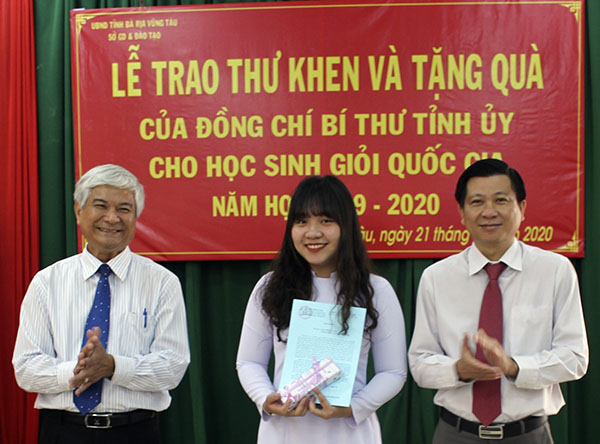 Em Hoàng Ngọc Mỹ Tiên, HS Trường THPT Chuyên Lê Qúy Đôn là thí sinh duy nhất của tỉnh đoạt giải Nhất (môn Địa lý) tại Kỳ thi chọn HS giỏi quốc gia năm học 2019-2020 vui mừng nhận Thư khen và quà tặng của Bí thư Tỉnh ủy.