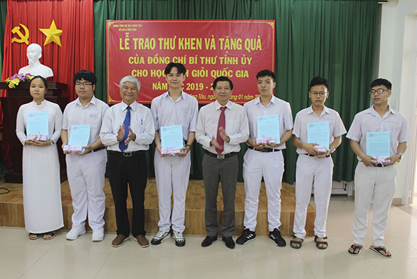Thừa ủy quyền của Bí thư Tỉnh ủy Nguyễn Hồng Lĩnh, ông Trần Văn Tuấn, Phó Chủ tịch UBND tỉnh (thứ tư từ phải qua) và ông Nguyễn Thanh Giang, Giám đốc Sở GD-ĐT trao Thư khen và trao quà của Bí thư Tỉnh ủy đến từng HS đoạt giải.