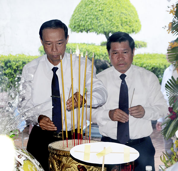 Ông Nguyễn Văn Thọ, Phó Bí thư Tỉnh ủy, Chủ tịch UBND tỉnh (bên trái); ông Nguyễn Văn Xinh, Ủy viên Ban Thường vụ Tỉnh ủy, Trưởng Ban Tuyên giáo Tỉnh ủy dâng hương tưởng nhớ AHLLVTND liệt sĩ Võ Thị Sáu.