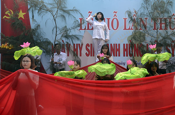 Tiết mục sân khấu hóa tái hiện hình ảnh AHLLVTND Võ Thị Sáu.