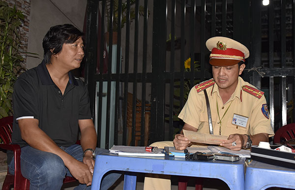 CSGT lập biên bản tài xế.