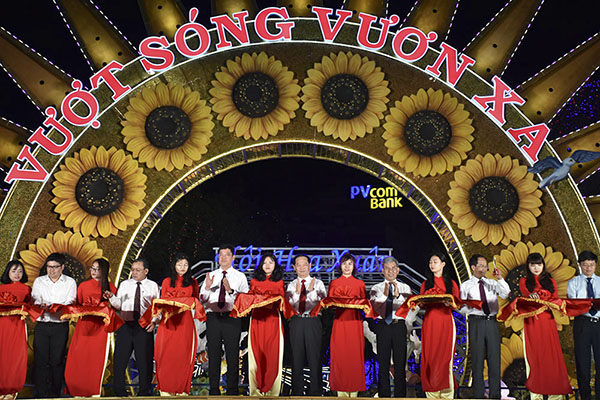 Lãnh đạo tỉnh, thành phố cắt băng khai mạc HHX Vũng Tàu Canh Tý 2020.