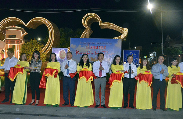 Lãnh đạo tỉnh và TP. Bà Rịa cắt băng khai mạc Đường hoa nghệ thuật.