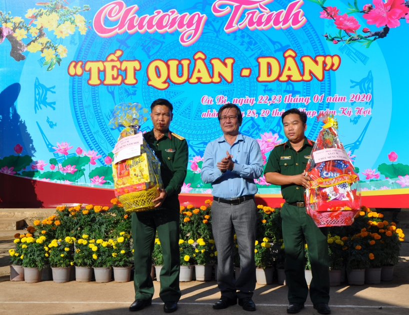 Ông Phan Quý, Bí thư Đảng ủy xã Cù Bị tặng quà Tết cho đại diện các đơn vị quân sự đóng quân trên địa bàn xã.