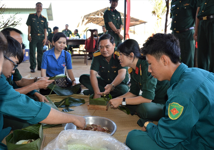 Cán bộ, chiến sĩ, ĐVTN tham gia thi gói bánh chưng, bánh tét.