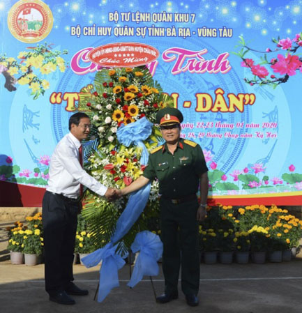 Đại tá Phạm Phú Ý, Ủy viên Ban thường vụ Tỉnh ủy, Chỉ huy trưởng Bộ CHQS tỉnh nhận lẳng hoa chúc mừng do UBND huyện Châu Đức trao tặng.