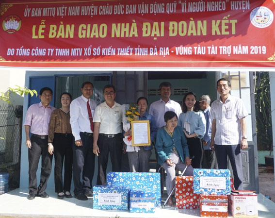 Ban Tổ chức Tỉnh uỷ và đại diện Công ty TNHH MTV Xổ số kiến thiết tỉnh BRVT, UBND huyện Châu Đức bàn giao nhà Đại đoàn kết cho gia đình bà Tăng Thị Kim Lộc (thôn Tân Phú, xã Bàu Chinh).