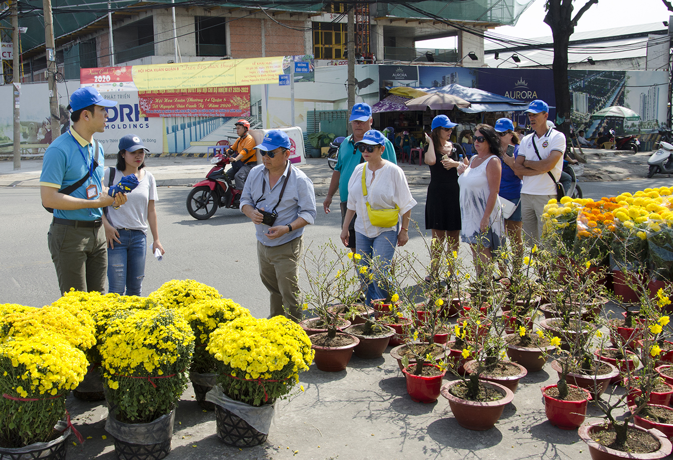 Khách quốc tế tham gia tour “Tây ăn Tết ta” của Lữ hành Saigontourist.